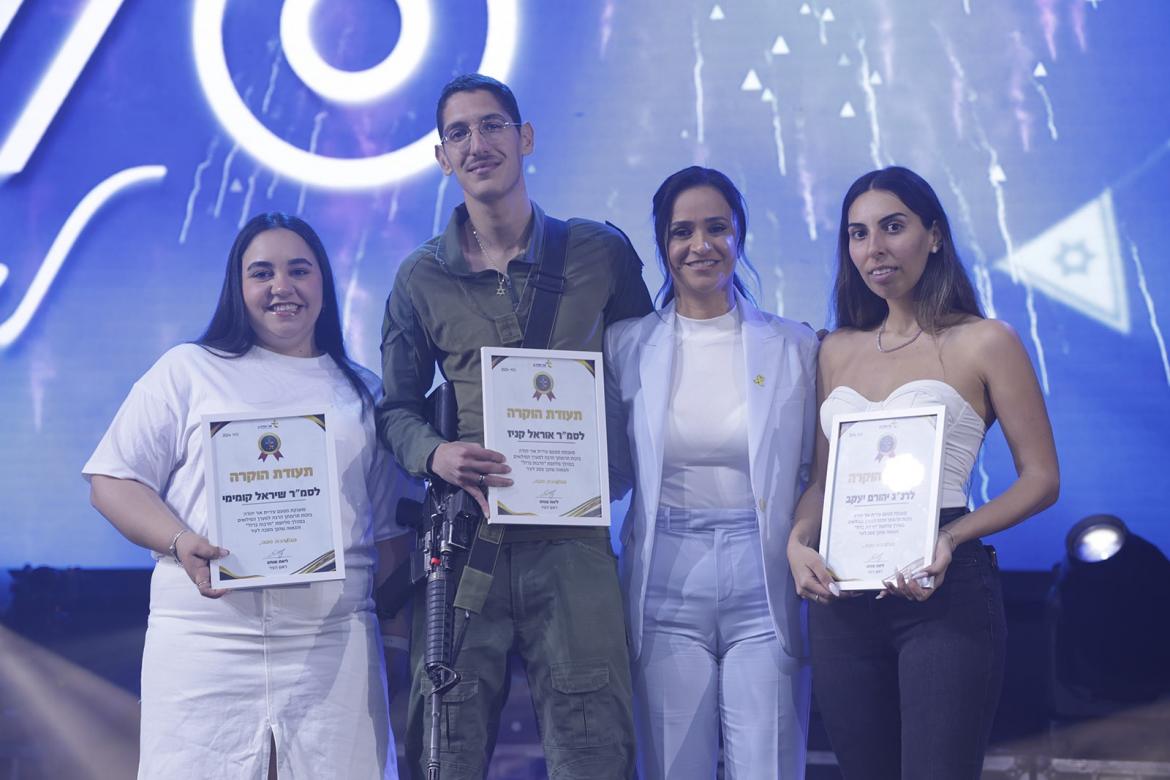 כל המופעים על הבמה המרכזית התקיימו סביב הצדעה לחיילים וכוחות הביטחון, אנשי המילואים, נשות אנשי המילואים, המתנדבים וכל מי שתרם במהלך השנה האחרונה לשמירה על ביטחונה וחוסנה של מדינת ישראל.