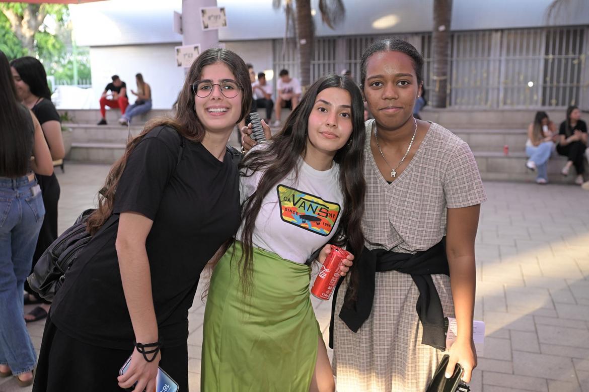 עם ההגעה לרחבת היכל התרבות, המתינו לבני הנוער עמדות שונות של נציגי מיטב וקצינת ת"ש,