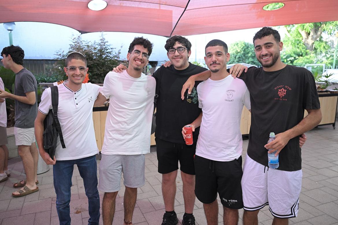 עם צאתם של המתגייסים מההופעה חולקו להם תיקים לצבא.