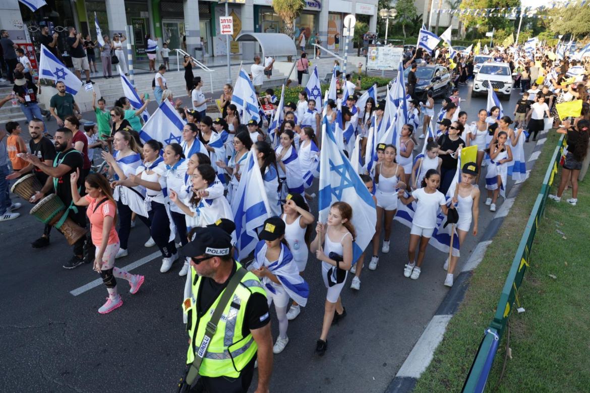 ברחוב בר לב המרכזי בעיר
