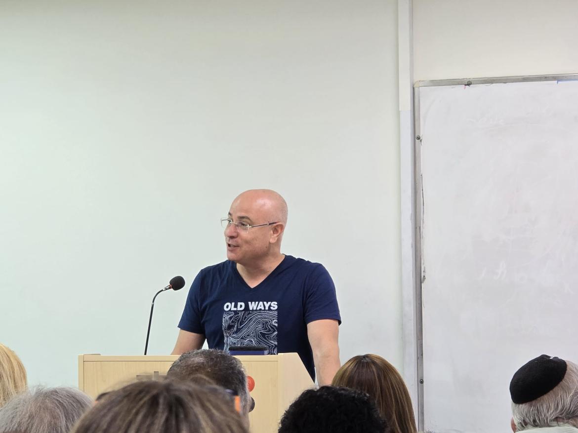  באזרחים ותיקים.