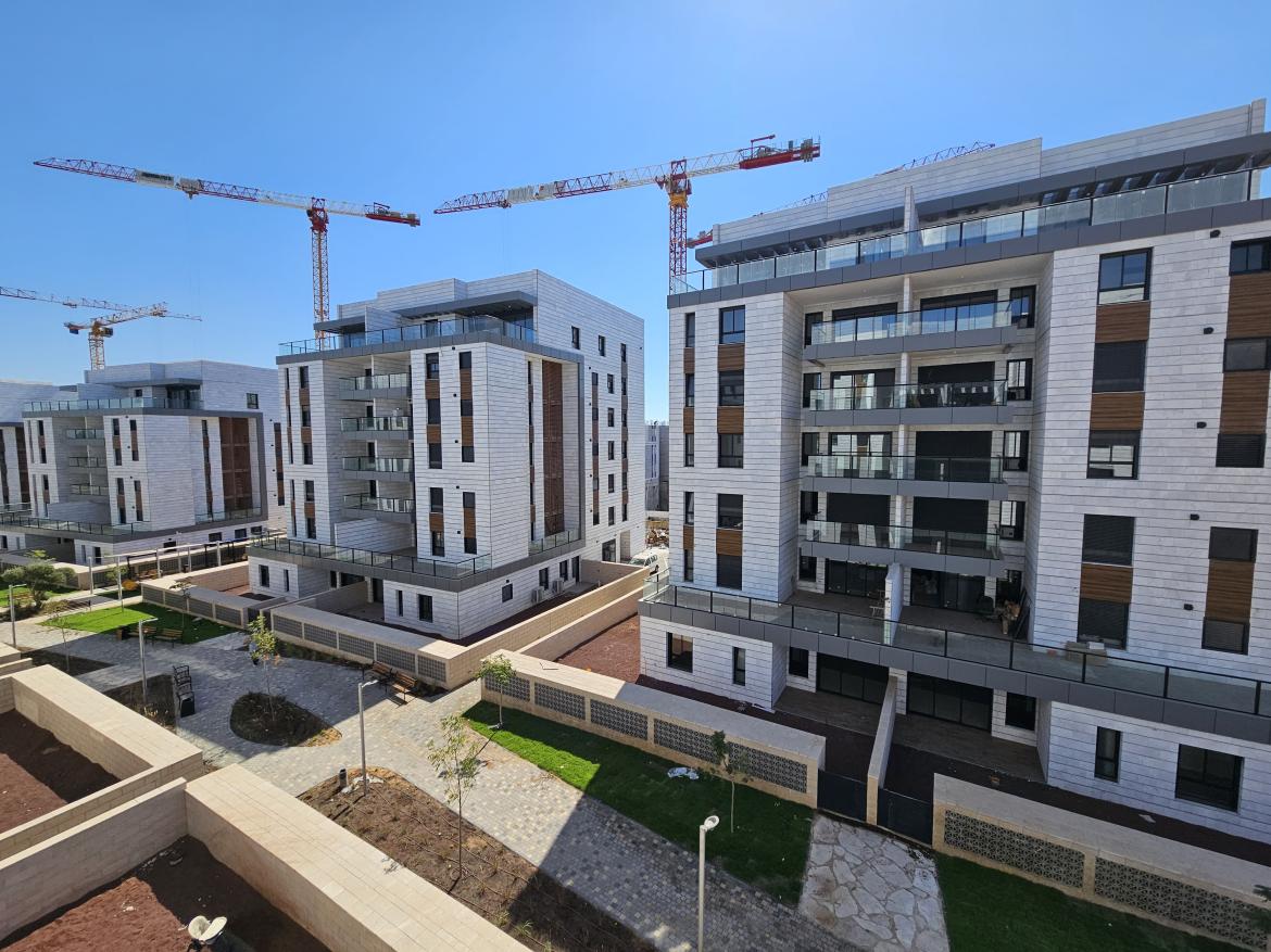 לפני כשנתיים החליטה ראש העיר, 