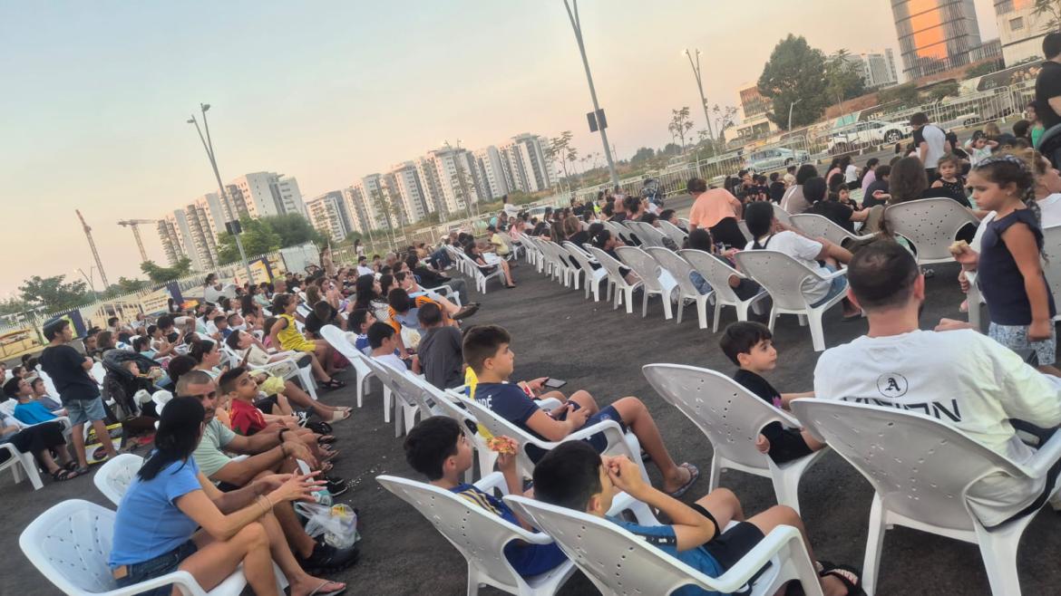 הקרנות סרטים אלו 