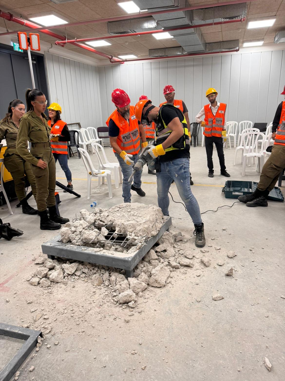 על היחידה מפקד עדי זרוג יחד עם סגנו מני כהן.