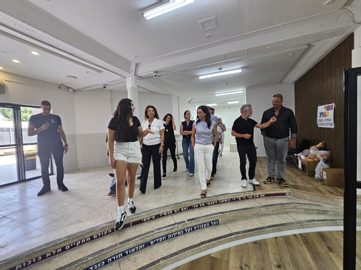 לצידה של ראש העיר