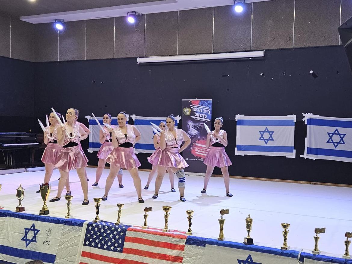 19 רקדניות ורקדנים,