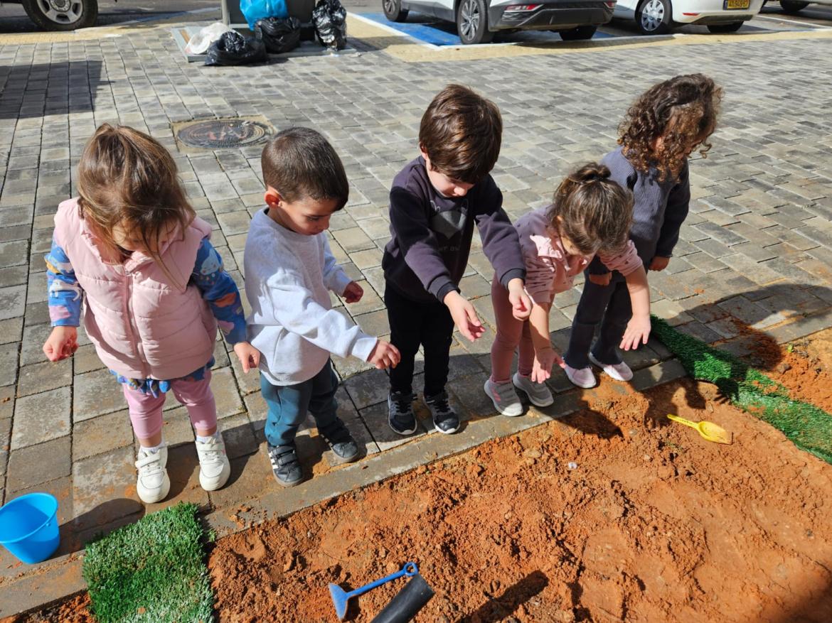 מאות תלמידים