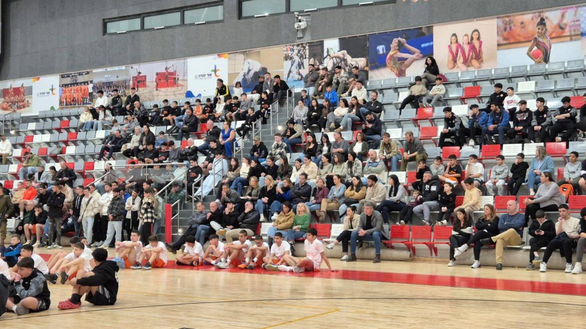 במעמד בני המשפחה של עמית וחבריו,