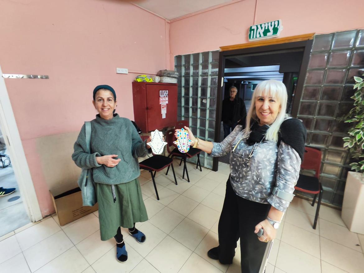 סדנת יצירת ציורים על קנבס שבה