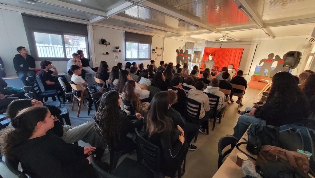 הכנס נפתח בהרצאה