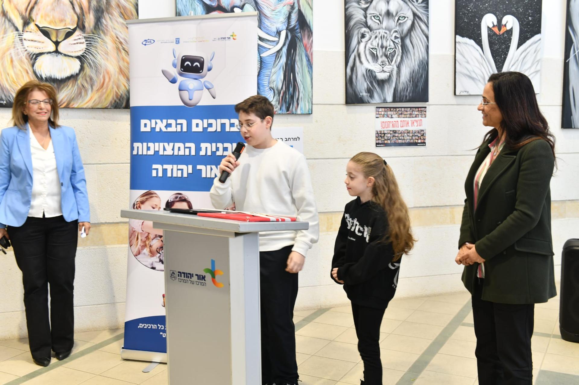 בשמונה קורסים שונים 