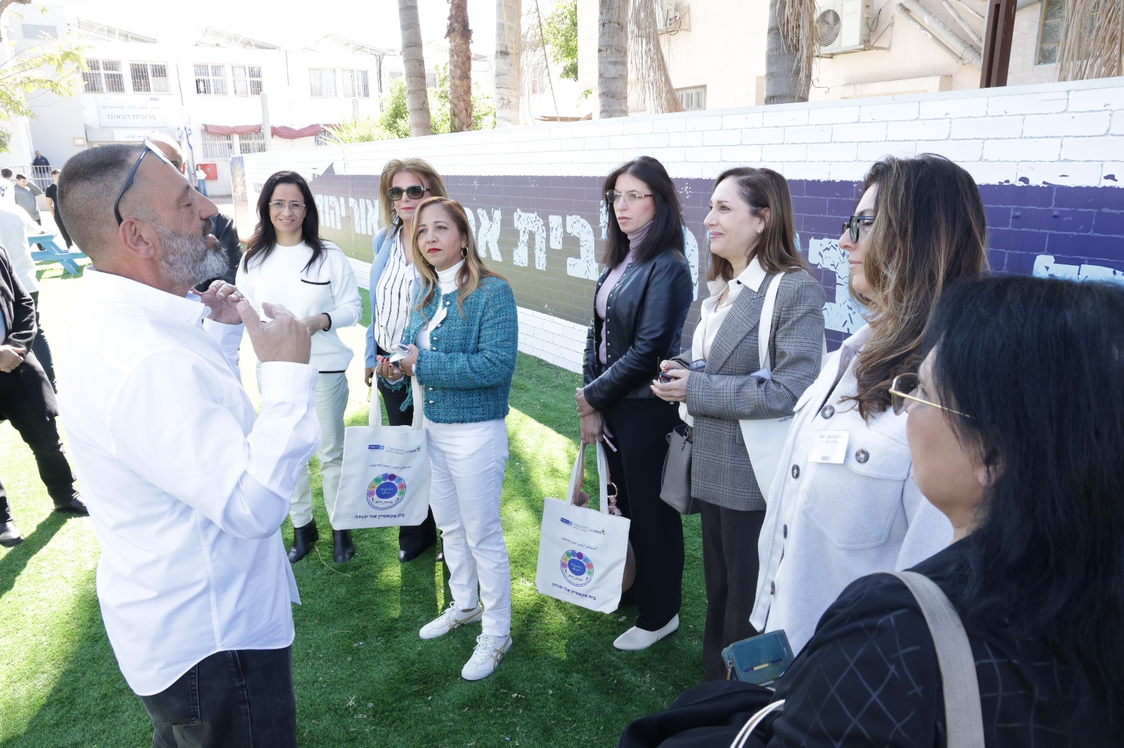 לספר על חוויותיהם 