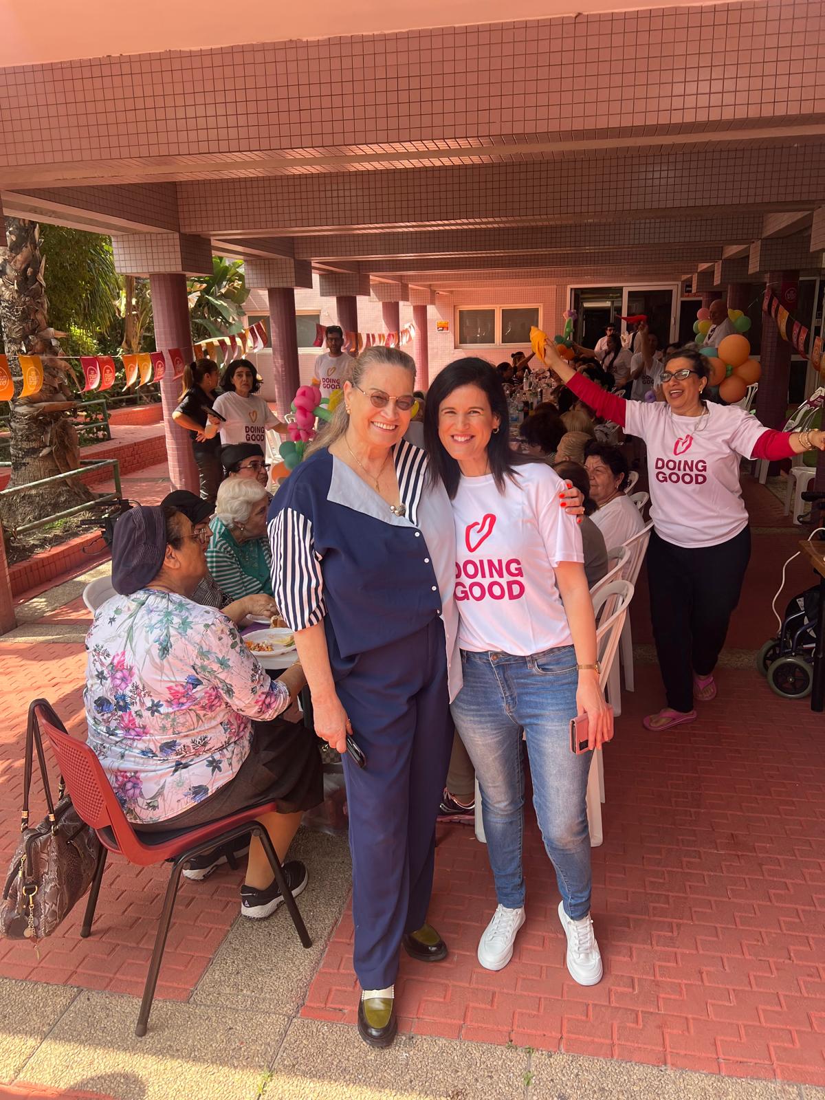 ריקודים ואווירה מרוממת.