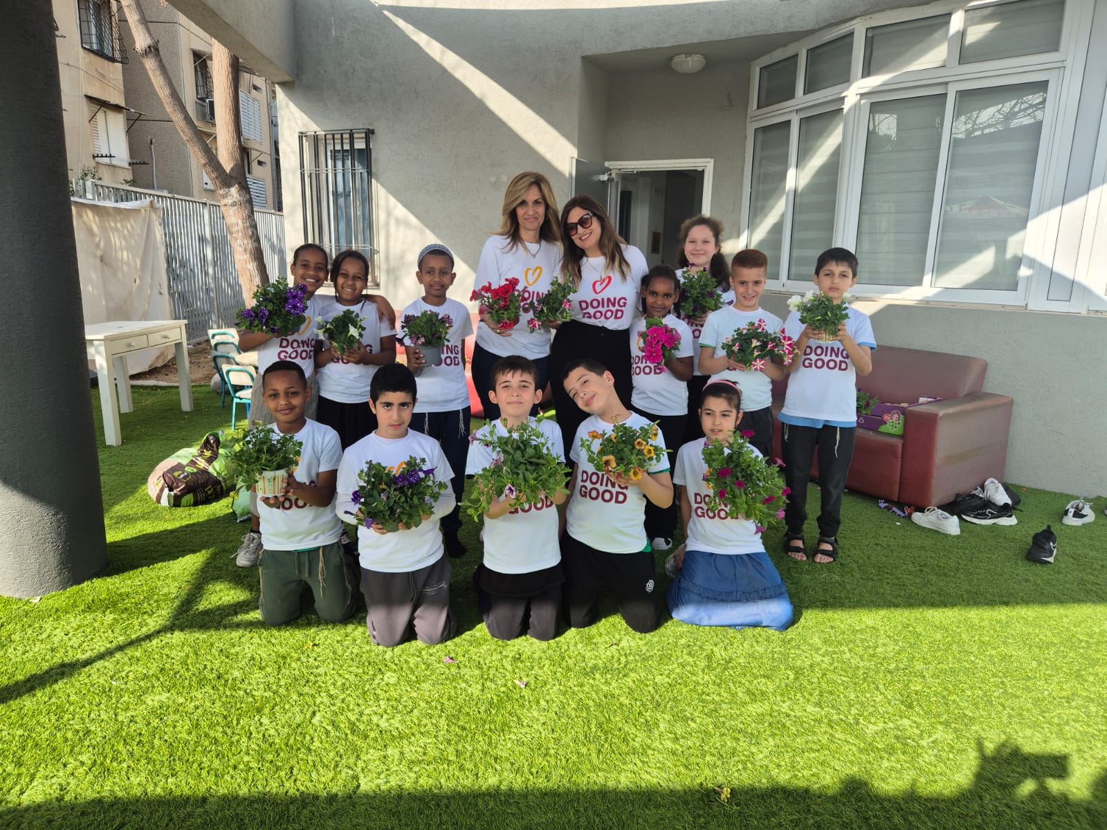 ובסביונים והקימו אדניות למשטרה