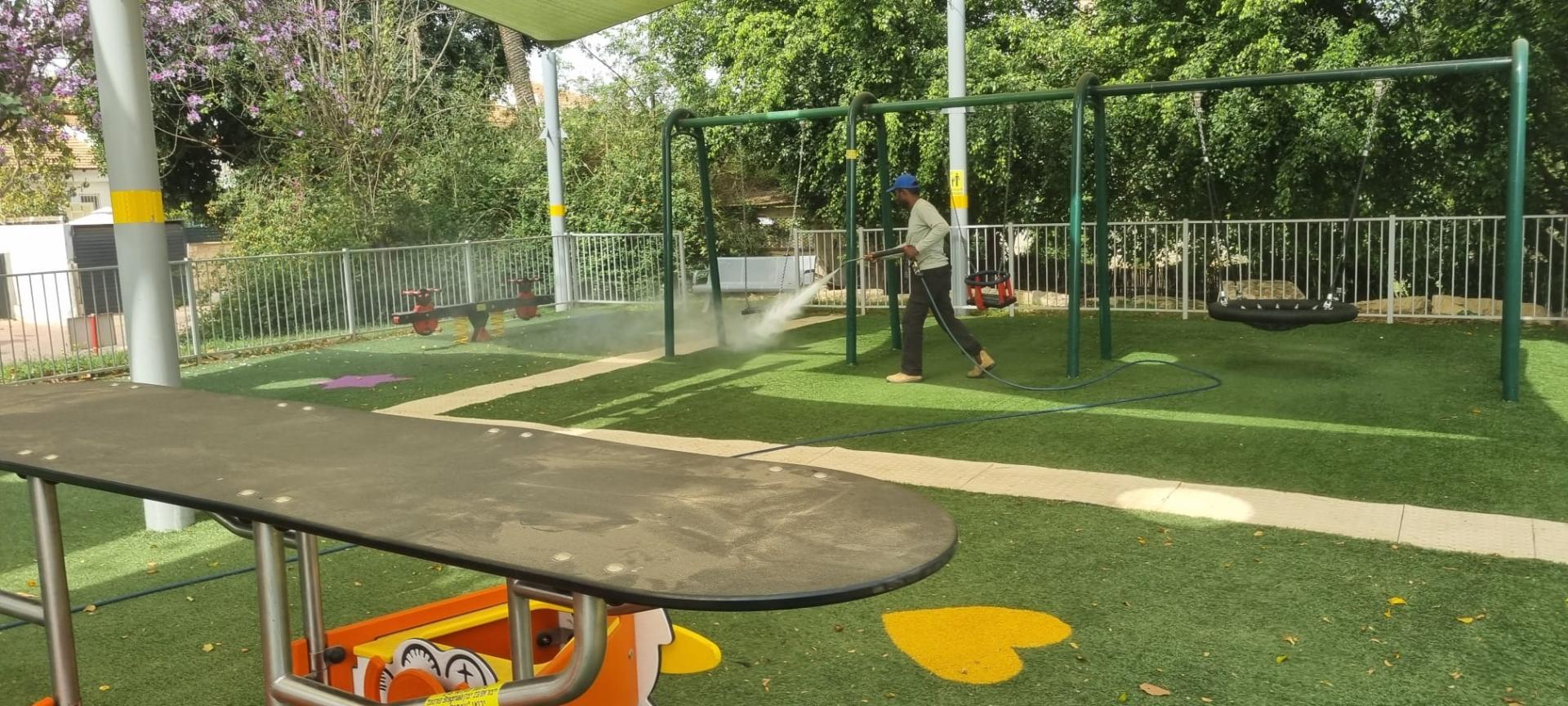 בין השאר נשטפות כל הגינות 