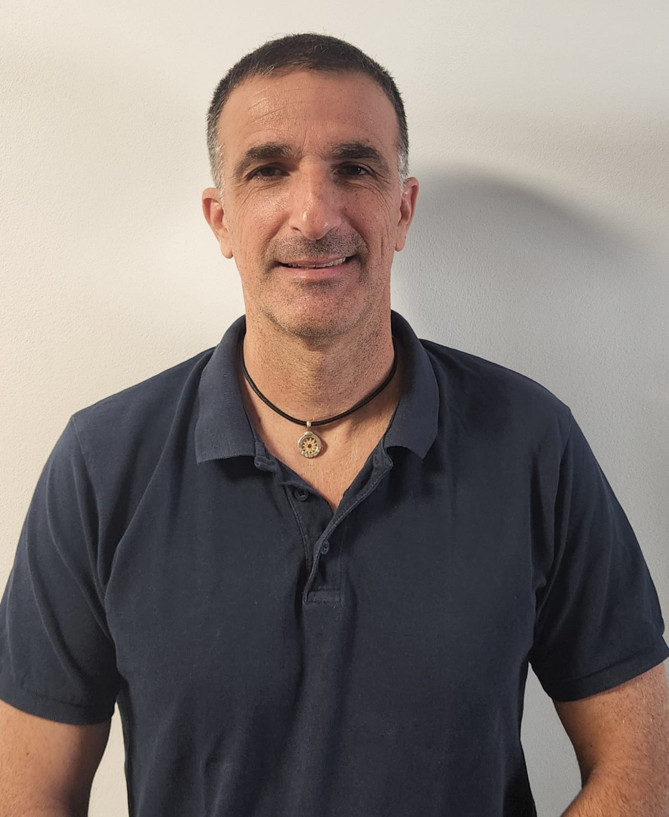  הוא כזה שמציב 