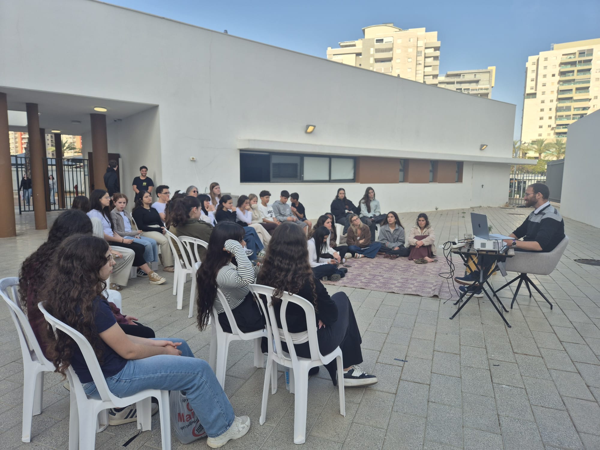 זיכרון בסלון נוער - 1