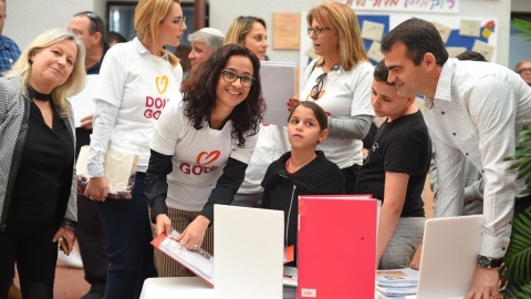 תלמידי סביונים עם ראש העיר.JPG