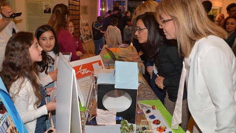 תלמידי אור יהודהה מציגים תוצרים.JPG