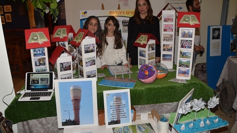תלמידי מדעים ויהדות מציגים.JPG