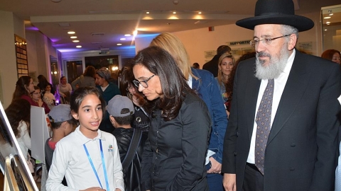 תלמידת בית ספר אורות מציגה.JPG