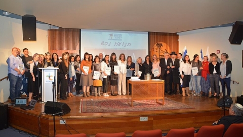 כל מנהלי בתי הספר עם תעודות ההוקרה.JPG