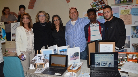 תלמידי בית אקשטיין מציגים.JPG