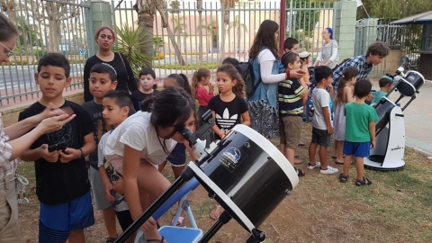 צפייה בטלסקופים2.jpg