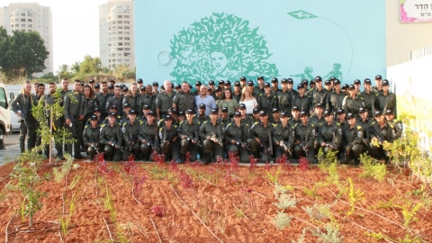 פלוגת הדר עם משפחתה של הדר כהן.jpeg