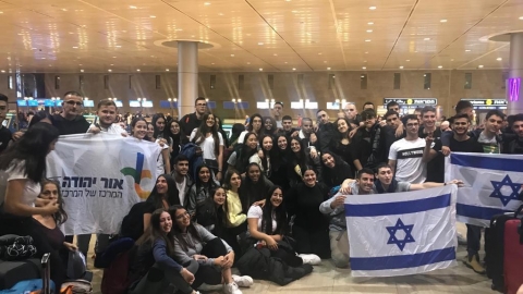 יובלים בשדה התעופה לקראת ההמראה.jpeg