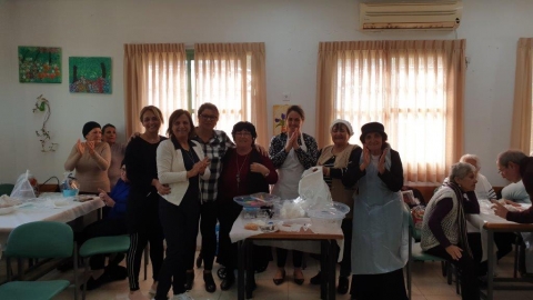 סדנת סושי במועדון הפלמח עם מתנדבי HP.jpg