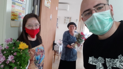 חלוקת מתנות לשורדי השואה2.jpeg