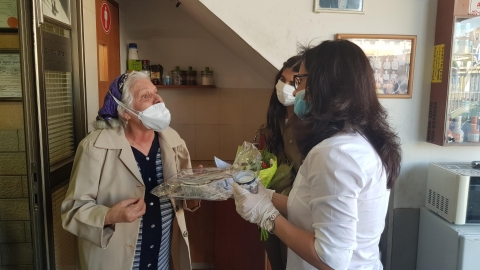 ראש העיר ליאת שוחט מעניקה תשורה לגורגיה גיס אמו של יצחק גיס זל.jpg