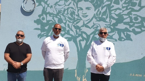 עופר כהן אביה של הדר כהן עומד בצפירה עם אלי אהרוני מנכל העירייה וגיל גבריאל גזבר העירייה.jpg