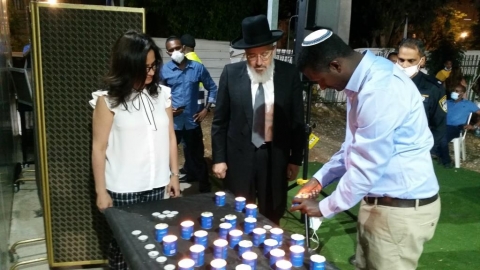 הדלקת הנרות על ידי אבטמו אייאיו חבר המועצה רב העיר הרב ציון כהן וראש העיר ליאת שוחט.jpg