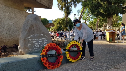 חנה קזז מניחה זר.jpg