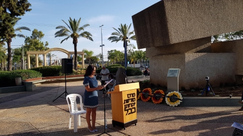 עליזה דיין חממה מנכלית המרכז מנחה את האירוע.jpg