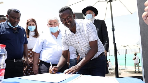 אבטמו אייאיו חותם על הקלף.jpg