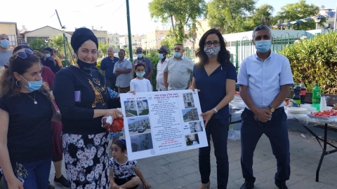 ראש העיר באירוע הסיום עם הדיירים.jpg
