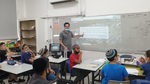 תלמידים משתתפים בחידון1.jpeg