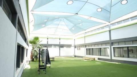 רחבת ההתכנסות המחודשת בתיכון יובלים.JPG