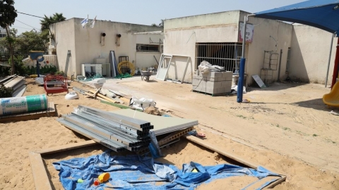 שיפוץ החצר בגן תות.JPG