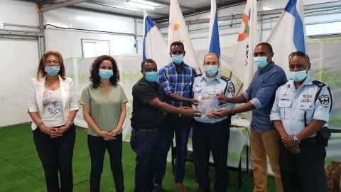 אלי פינטו במרכז התמונה מקבל הוקרה מוועד הקהילה האתיופית.jpg