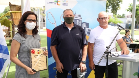 דור ההמשך של העולים מטורקיה מעניק לליאת שוחט תעודת הוקרה.jpeg