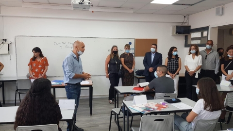 דר נתי ברק מנהל הקריה השש שנתית יובלים עם הצוות באחת מכיתות הלימוד.jpg