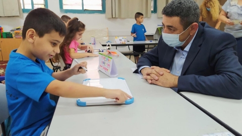 מנכל משרד החינוך עם תלמידי שיזף.jpg